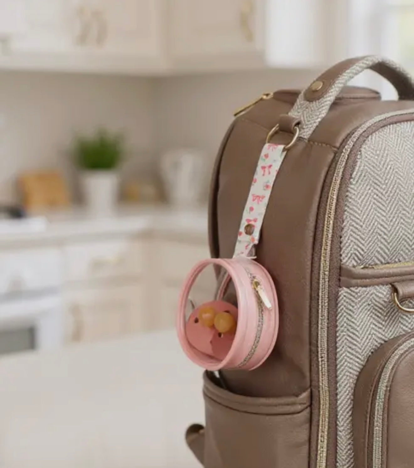 Itzy Paci Case- Ribbons and Bows